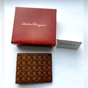 Salvatore Ferragamo Men's Embossed Logo Bi- Fold Leather Wallet- NWT and Box